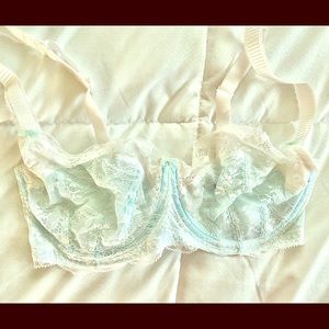 EUC Jezebele blue/white unlined lace bra 34DD